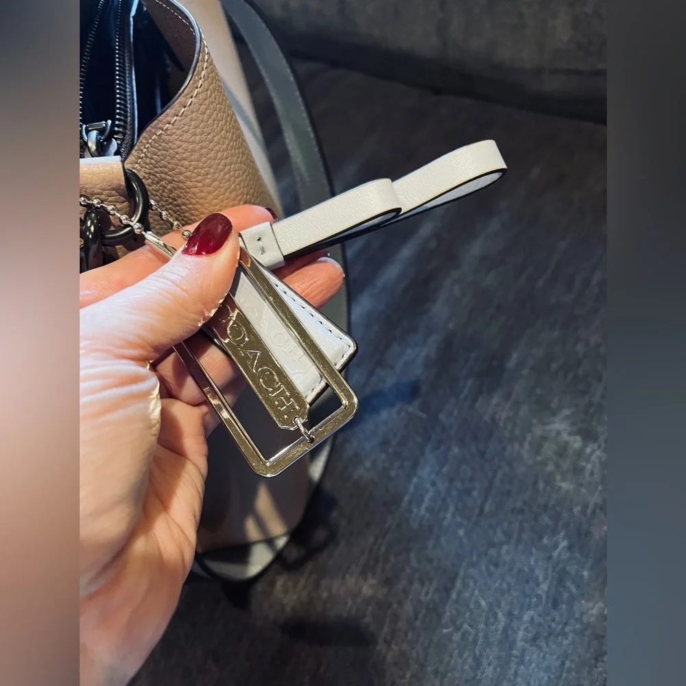 Coach Willow Shoulder Bag in Taupe EUC. - Picture 7 of 10